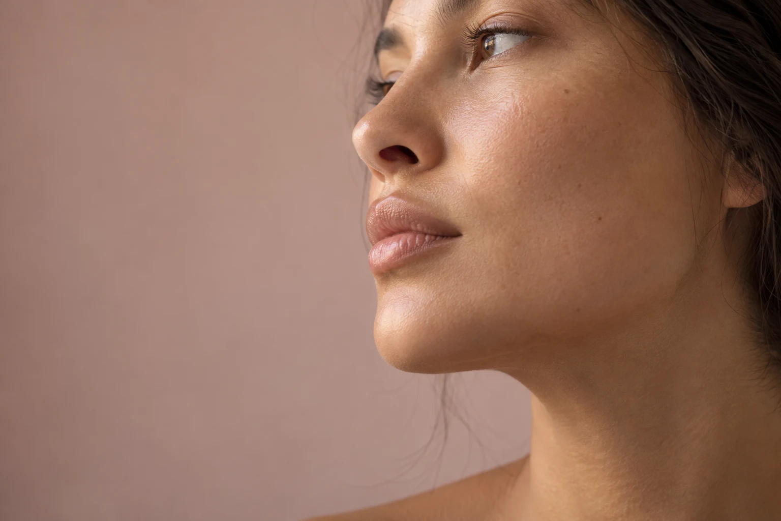 Redaktionell beautybild med naturlig ansiktsprofil för NKPG Beauty Lounge